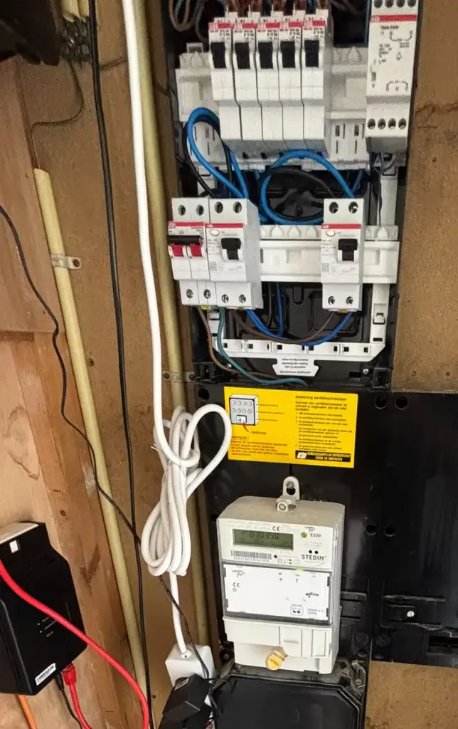 Meterkast met groepenkast, aardlekschakelaars en een slimme elektriciteitsmeter.