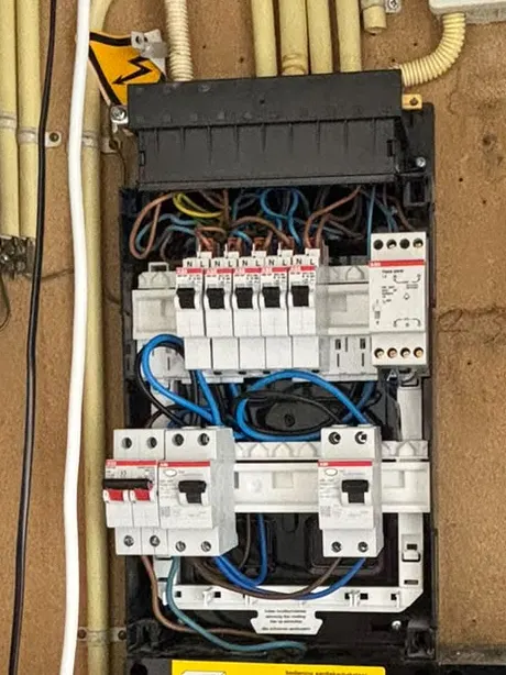 Close-up van een groepenkast met installatieautomaten en aardlekschakelaars.